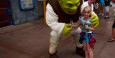 Selv om hun ikke stod i kø, så kunne Shrek godt se, at generte Hannah egentlig også gerne ville hilse på.